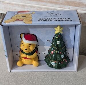 Disney WINNIE THE POOH Salt & Pepper Shakers Christmas Tree Santa Hat NEW